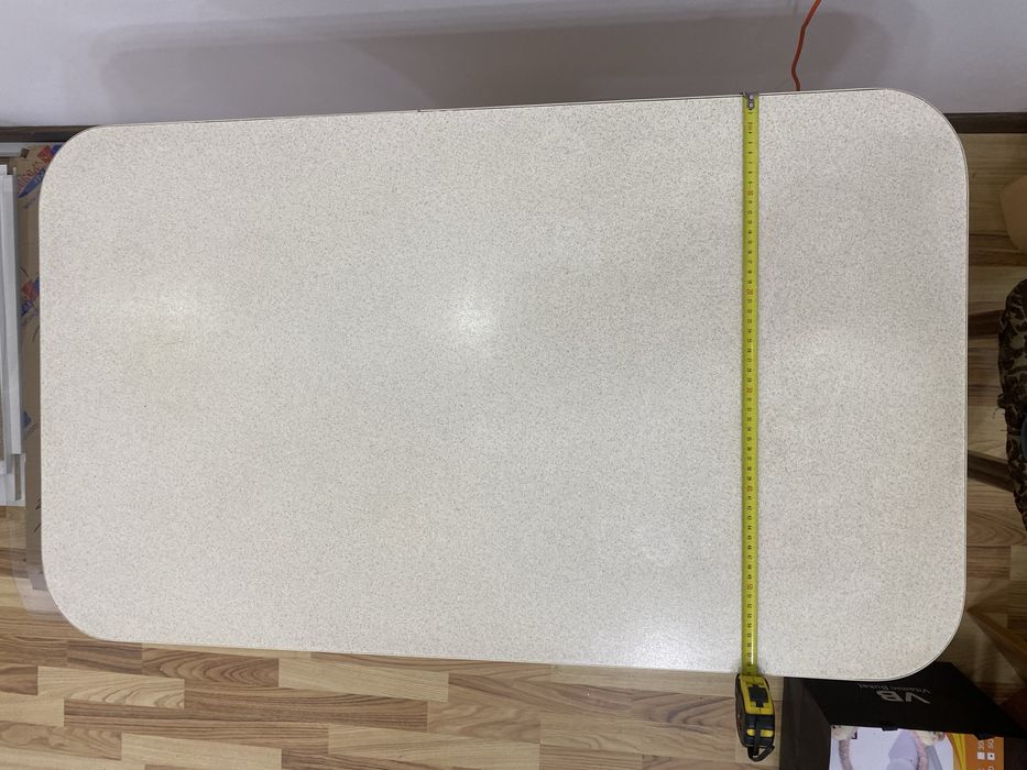 Стол кухонный.