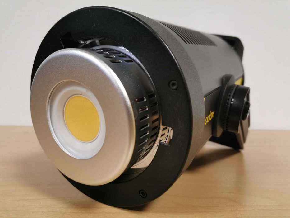 Хибридно LED осветление и светквавица Godox FV150