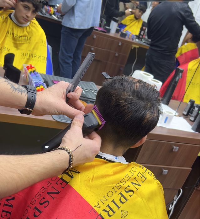 Tuns gratuit pentru bãrbați in Pitesti la frizer .