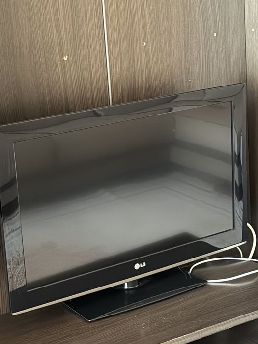 Телевизор LG в четком состоянии