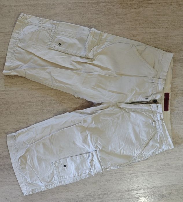 Продаются черные и белые шорты