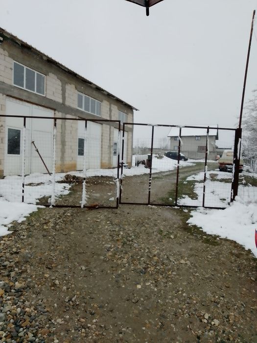 Vând  casă si hală sau separat