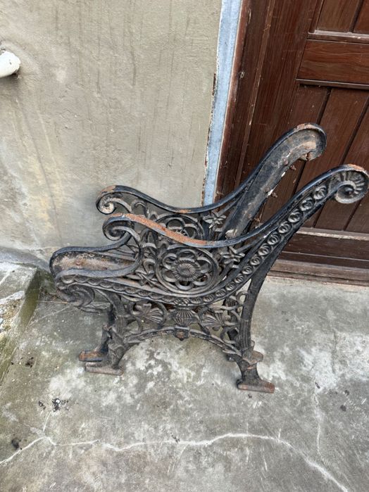 Декорация за вашата градина- люлка ковано желязо и столове с маса