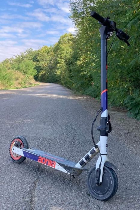 Vând trotinetă electrică Aprilia cu acte ok funcțională. Detalii la tel