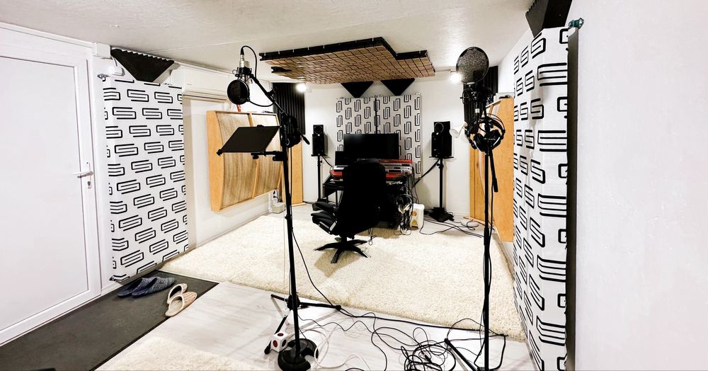 Tablouri/Birou/Hamac/Sticla bar/Piatra pizza/Covor Alb/Fotolii