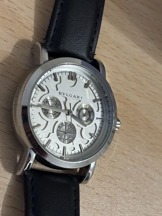 Часовник сребрист с черна каишка