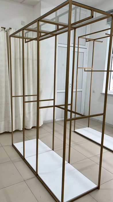 Вешалки, стеллажи.