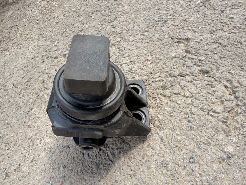 Подушка двигателя на Mazda 626