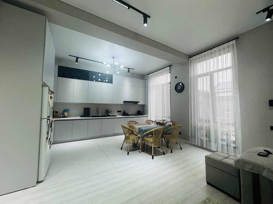 Продаётся 2 этажный дом. 7 комнат. 2.7 сотки земли. 240 м²