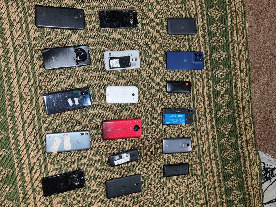 ( negociez cu pretul !! ) Vand telefoane pentru piese/components,  unele merg, unele nu prea.