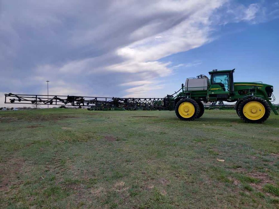 Самоходный опрыскиватель John Deere 4830