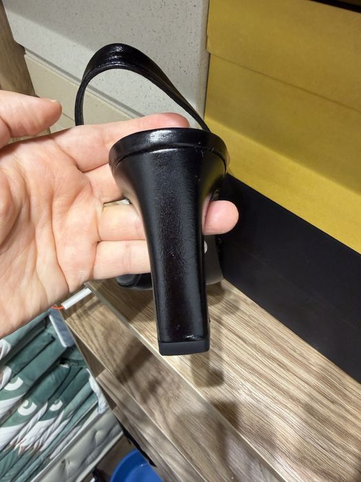 Черные босоножки Massimo Dutti