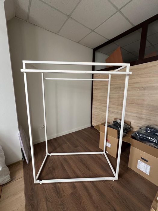 Рейл для магазина одежды