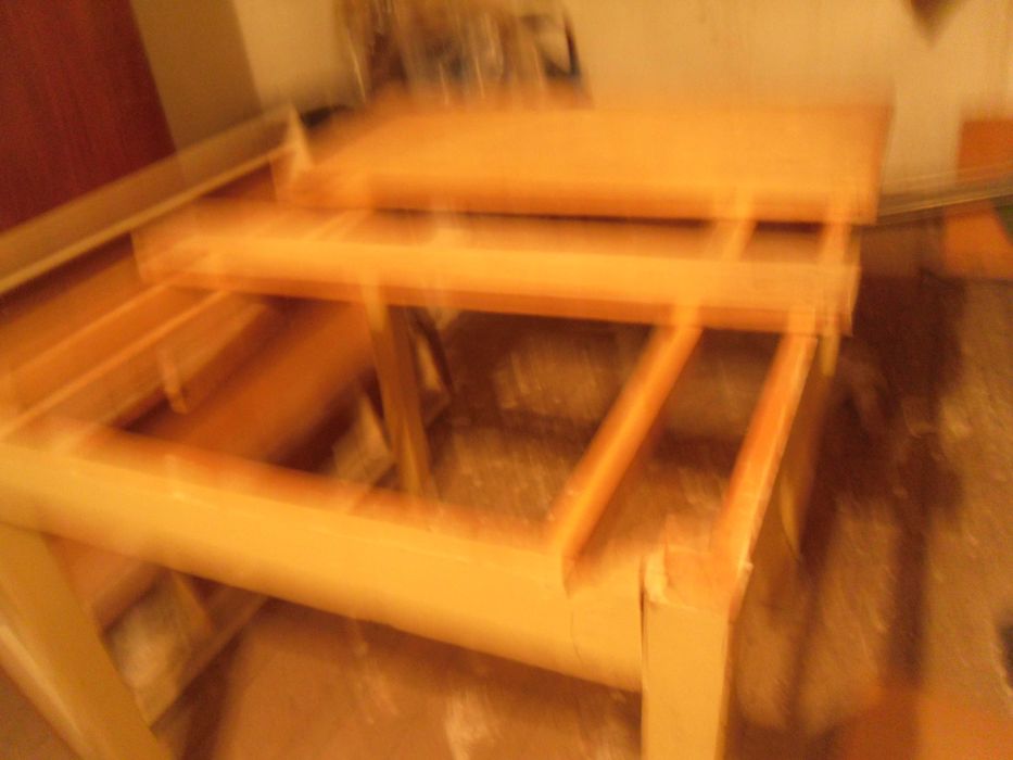 Дървена разтегателна маса  и шкафче за обувки