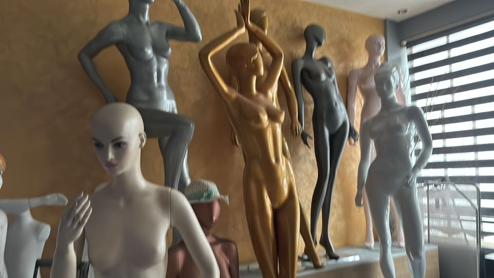 Манекени за магазини за дрехи