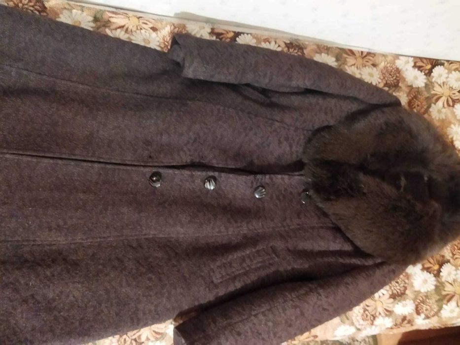 Пальто зимнее с меховым воротником