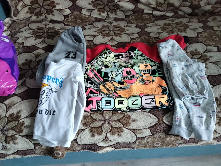 Отдам целый пакет вещей, и ботинки на весну