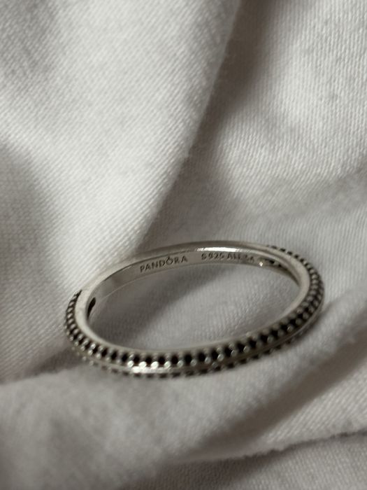 Inel pandora cu pietricele negre