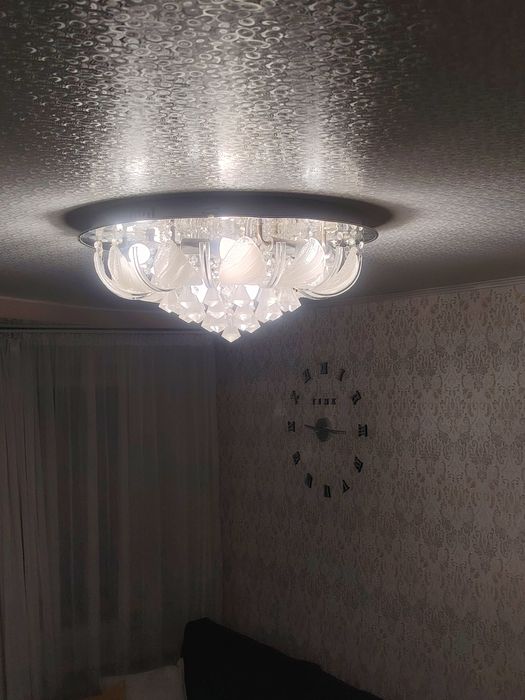 Продам люстру в отличном состоянии