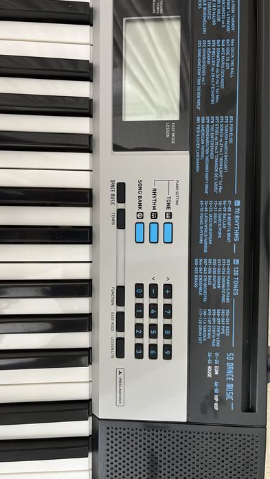 Продается синтезатор LK 136