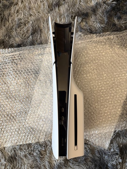 PS5 Slim cu Disc (1TB) - Ca Nouă, Puțin Folosită + Controler