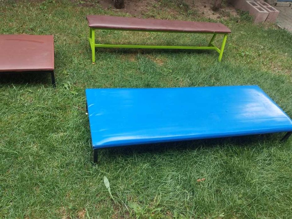 Продам 3 кушетки на металлических ножках