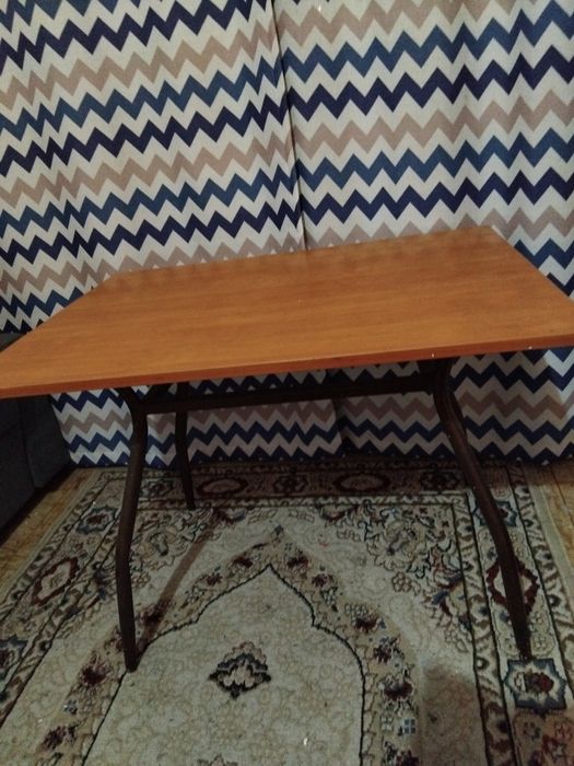 Продам небольшой столик.