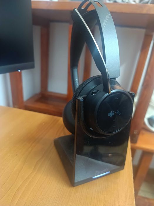 Casti / Headset PC wireless Poly Voyager Focus 2M & stand de incarcare