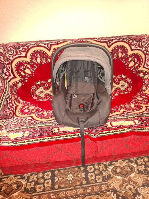 Vând pătuț copil, scaun de masă, scoică și căruț copil