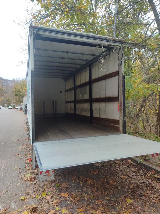 Транспорт с огромен бус