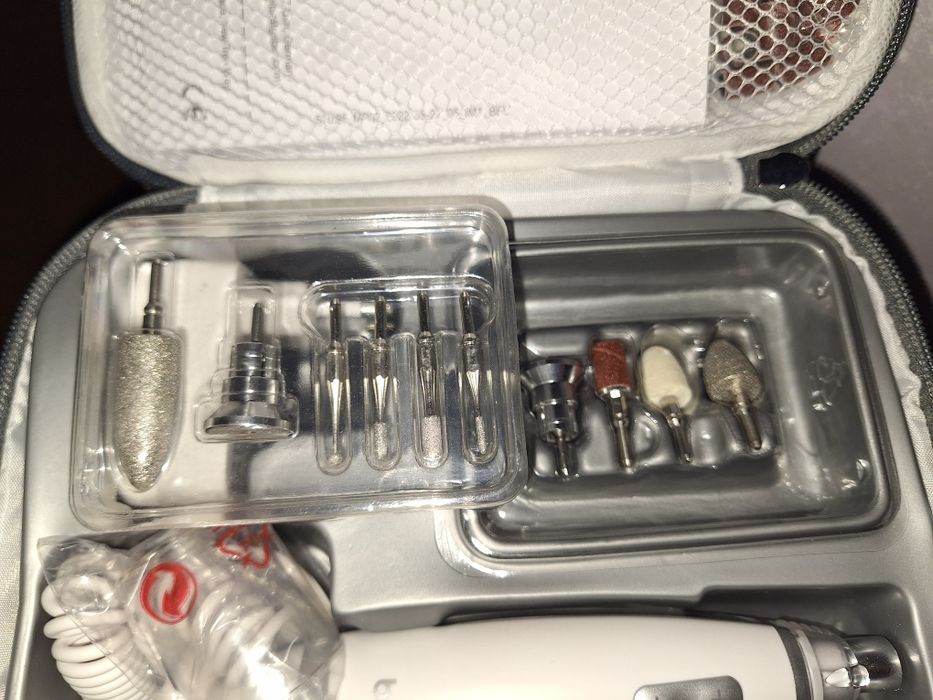 Комплект за маникюр-педикюр
Комплект за маникюр-педикюр