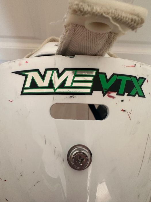 Вратарский хоккейный шлем