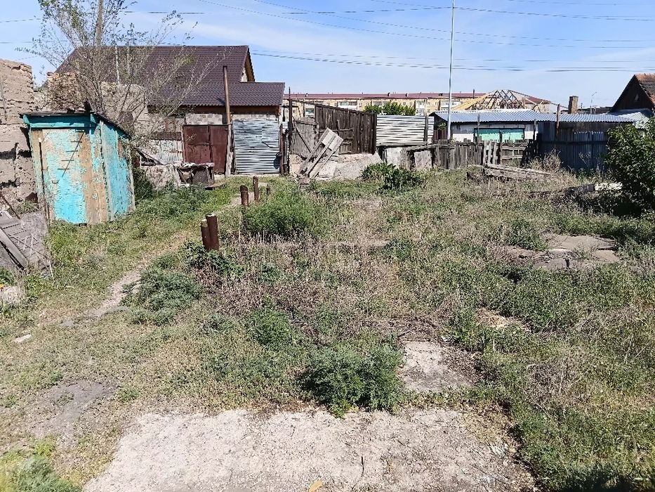 Продам участок с постройками