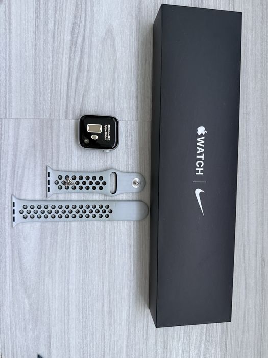Apple Watch SE 40mm. Nike