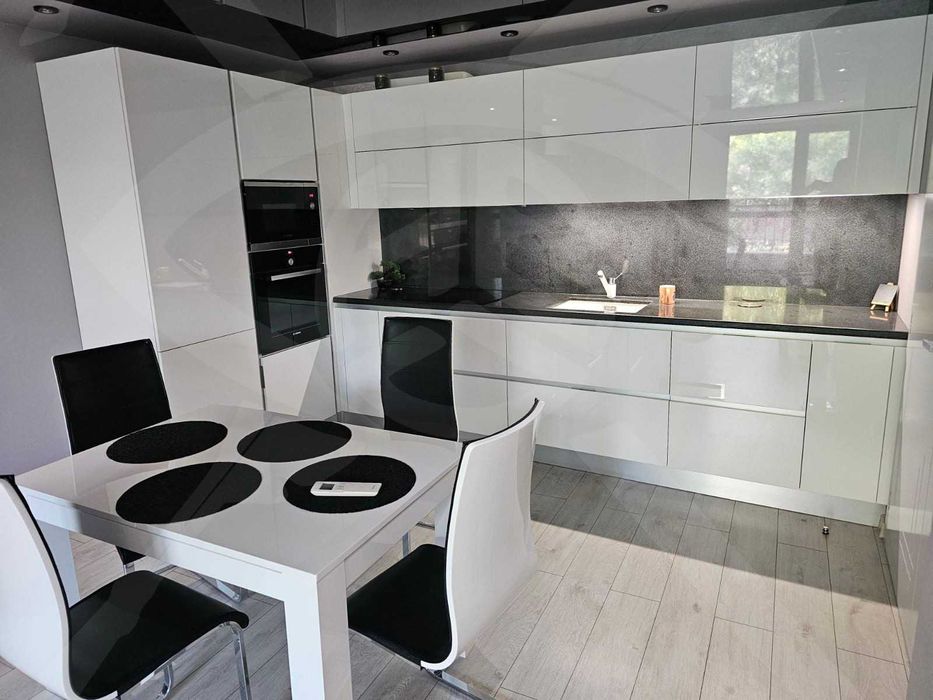 Продава се Тристаен апартамент в Пловдив, Младежки Хълм - 102 кв.м за 2432 €/кв.м - Снимка #4