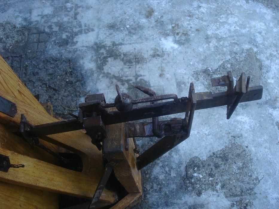 Стар кантар, други старинии и бензинова лампа