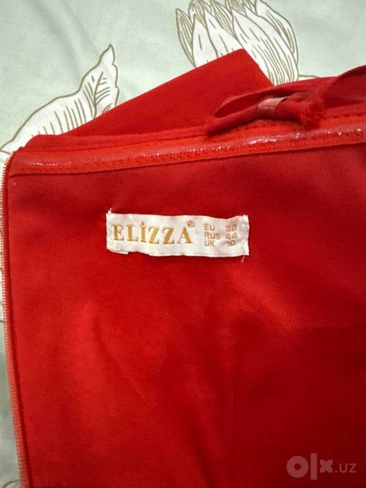 Oqshom libosi qizil rangda
