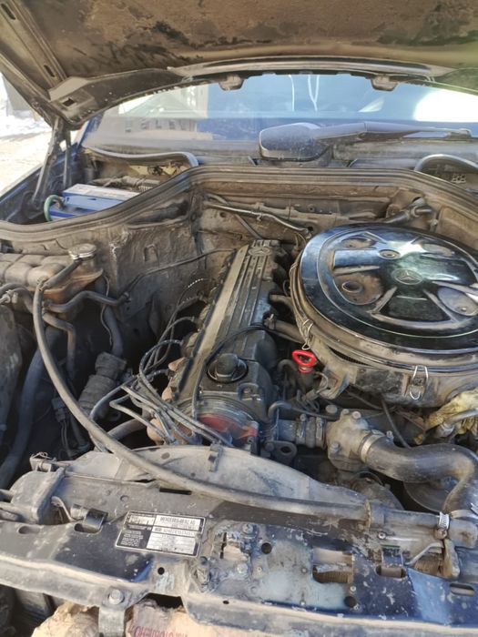 Автомобиль мередес бенз Е 220