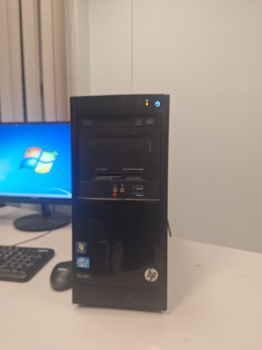 Офис компютър с монитор