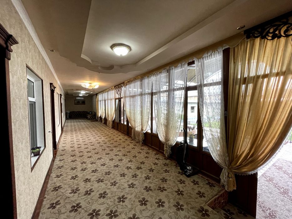 уй сотилади участка 10 соток 10 хона уй катта оилага мулжалланган