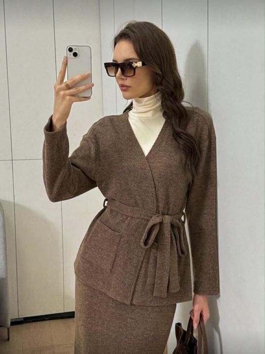 Елегантен дамски кафяв комплект с пола и жилетка XS