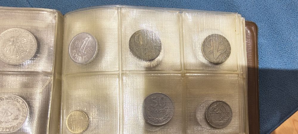 Продавам класьор с марки и монети