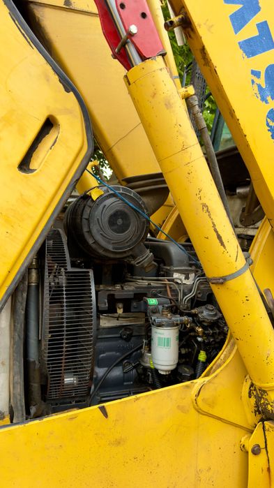 Vând buldoexcavator Komatsu 97