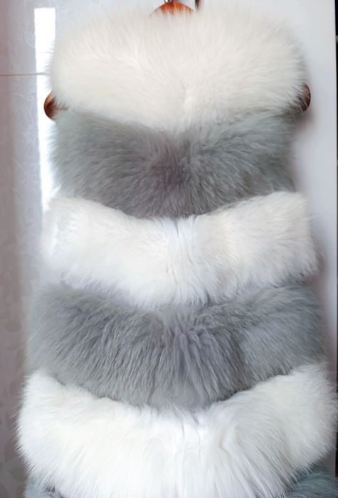 Пухкав елек с естествен косъм от сребърна лисица