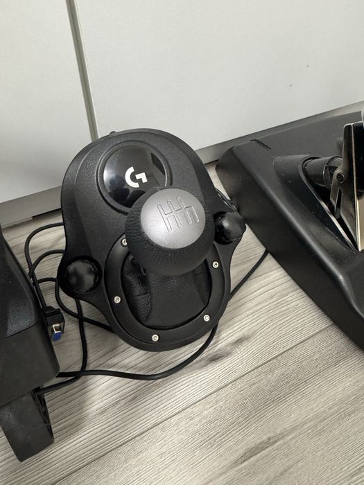 De  vânzare volan, pedale și schimbător Logitech pentru Ps4/Ps5
