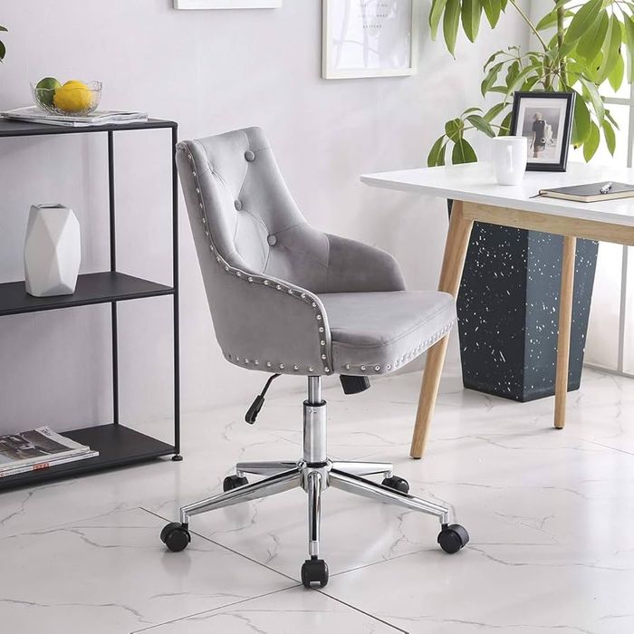 Уникален стол с  висока облегалка и здрави метални крака