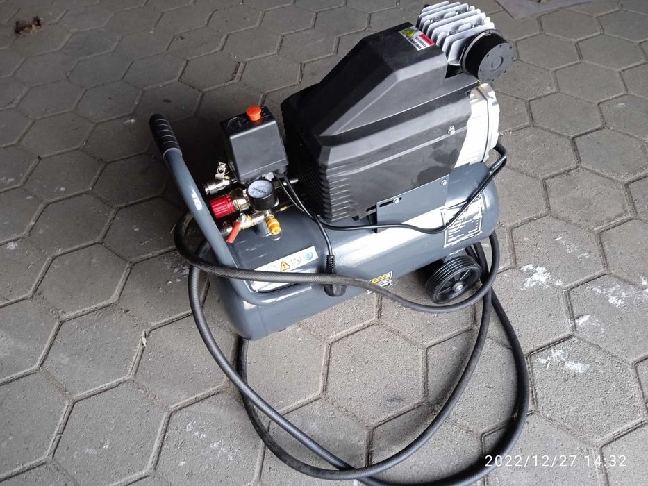 Компрессор 25 литров масляный.