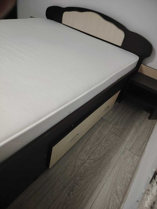 Vând pat cu saltea noua 160/200 cu sertare si noptiere incluse este ca nou ..salteaua cumparata recent nefolosita pret 700 lei fix