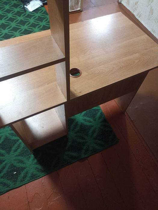 Стол-парта с подставкой для клавиатуры