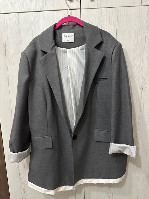 Дамско сиво сако